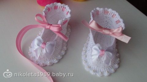 Пинетки и шапочка девочке вязание