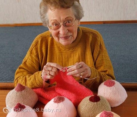 Бабушка вяжет спицами Бабушка вяжет спицами
