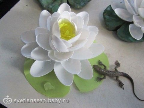 Кувшинка из пластиковых ложек Кувшинка из пластиковых ложек