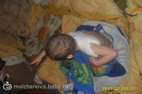 Сынуля даже в гипсе не перестает улыбаться))))