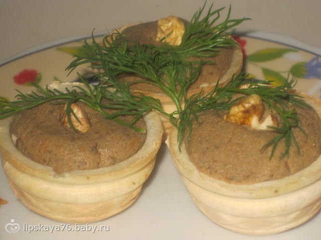Корзинки с печеночным паштетом и орехами Корзинки с печеночным паштетом и орехами