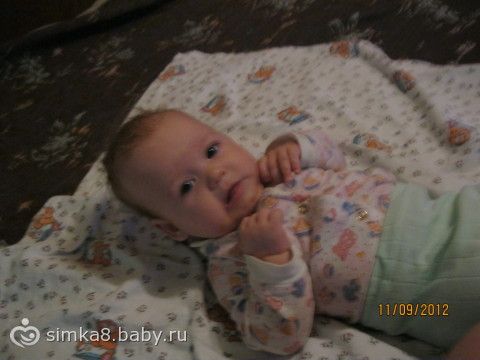 Ребенок 9 месяцев вздрагивает. Малышу 3 месяца дрожат ручки. Ребёнок в 7 месяцев трясет ручками. У ребенка в 4 месяца трясутся ручки. Грудничок трясет ручками в 4 месяца.