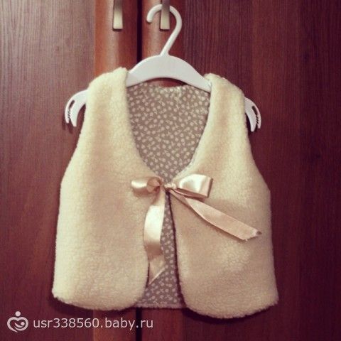 Теплая жилетка для дочки